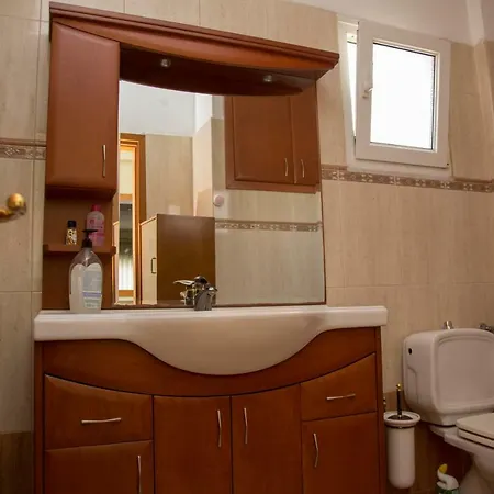 Veta's Spacious Serres